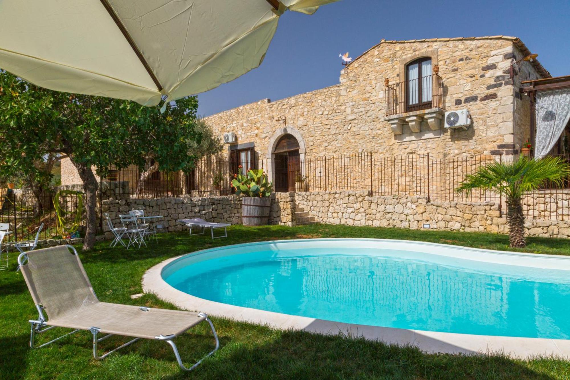 Masseria Fortificata Lo Zafferaneto Buccheri Eksteriør bilde